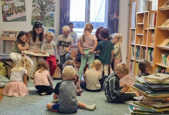 Kindergartenkinder in der Bücherei