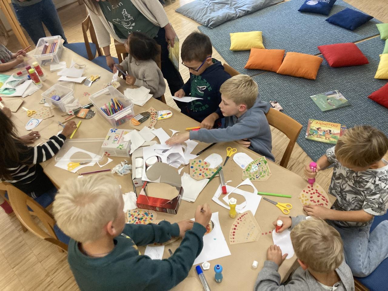 Kinder beim Basteln im Leseclub