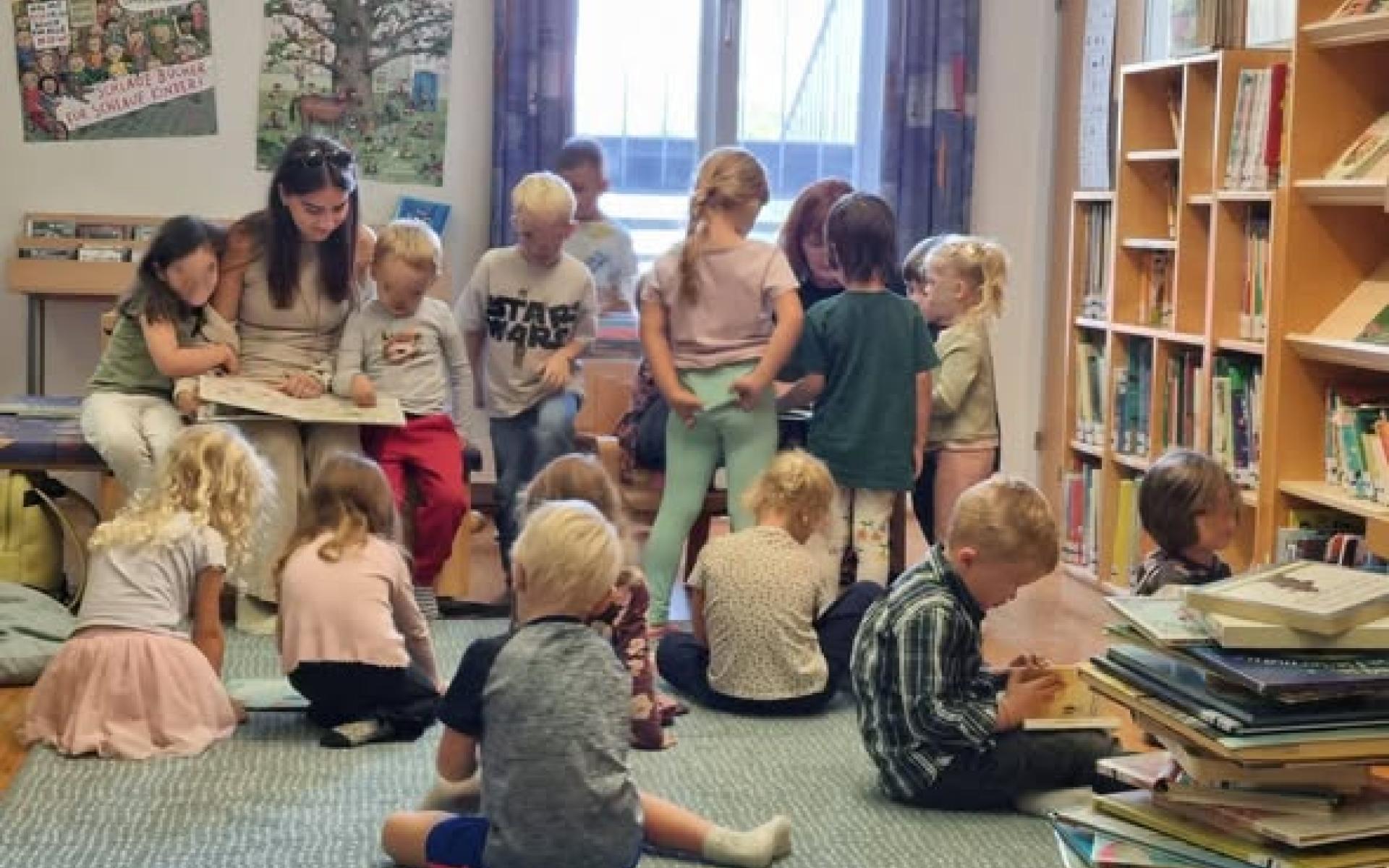 Kindergartenkinder in der Bücherei